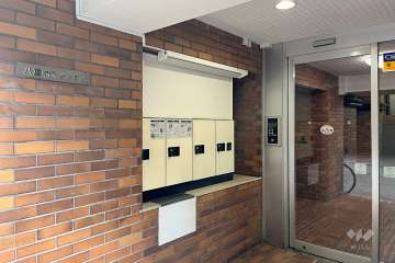 エントランスはオートロック付きです。　