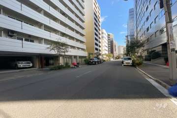 敷地南西側の前面道路（北西側から）