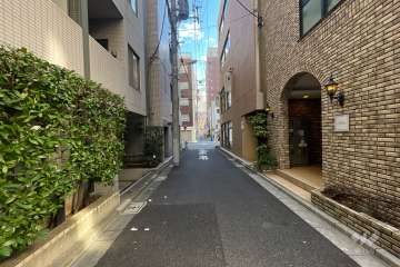 敷地北東側の前面道路（北西側から）