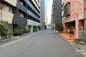 敷地南側の前面道路（西側から）