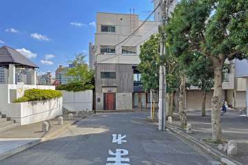 敷地の北側前面道路（西側から）