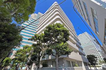 秀和新川アネックスの外観（南東側から）