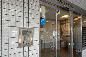 エントランスはオートロック付きです。