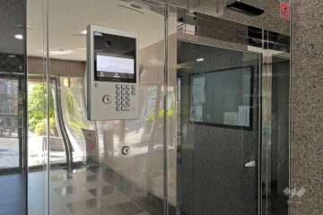 エントランスはオートロック付きです。