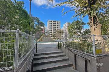 敷地に隣接した『越前堀児童公園』