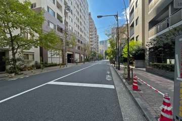 敷地南東側の前面道路（北東側から）