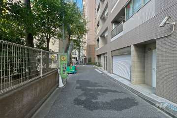 敷地北西側の前面道路（南西側から）