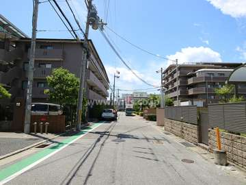 敷地西側の前面道路