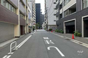 敷地南東側の前面道路（北東側から）