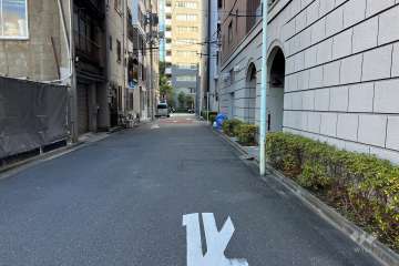敷地の北西側前面道路（南西側から）