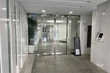 エントランスはオートロック付きです。