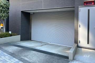 駐車場の出入り口（シャッター付き）