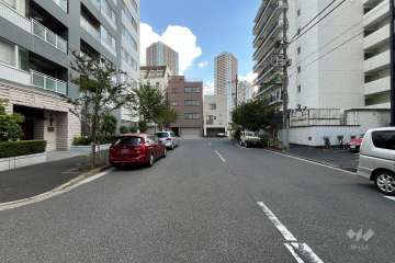 敷地の東側前面道路（北側から）