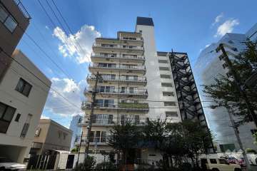 秀和新川レジデンスの外観（東側から）