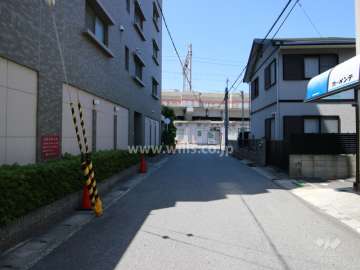 敷地東側の前面道路（南側から）