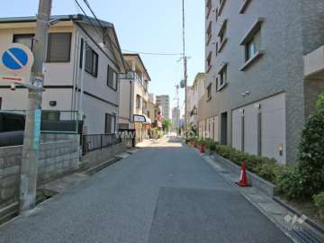 敷地東側の前面道路（北側から）