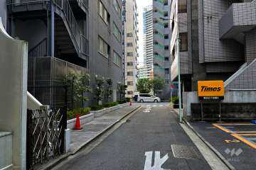 敷地北西側の前面道路（北東側から）