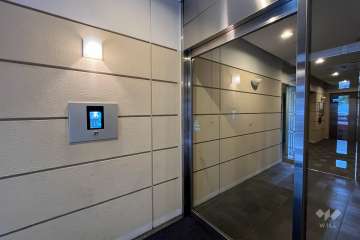 エントランスはオートロック付きです。