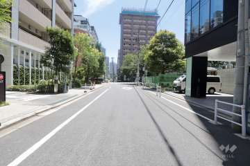 敷地西側の前面道路