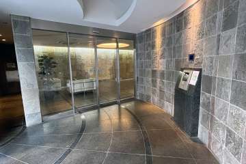 エントランスはオートロック付きです。