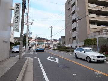 敷地の西側は二車線のバス通りに面しています。