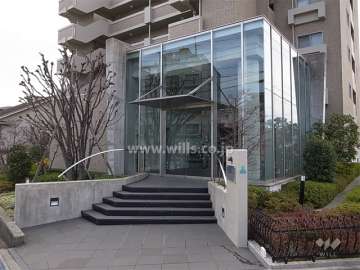 ガラス張りのエントランス棟