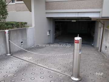 ロボットゲート付きの地下駐車場へのアプローチ