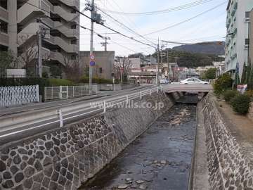 敷地の北側には中新田川が流れています。