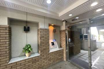 エントランスはオートロック付きです。