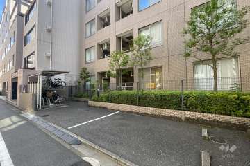 敷地内駐車場（屋外平面式）と駐輪場