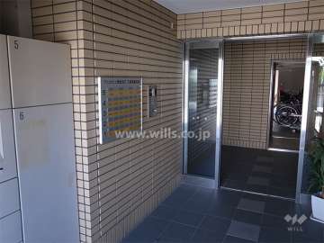 エントランスにはオートロックと宅配ボックスが設置されています。