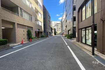 敷地西側の前面道路