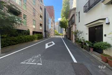敷地西側の前面道路