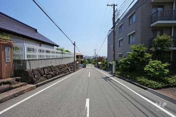 敷地東側の前面道路(北側から)