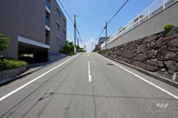 敷地東側の前面道路(南側から)
