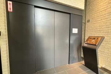 エントランスはオートロック付きです。