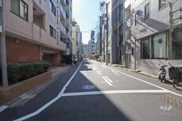 敷地西側の前面道路(北側から)