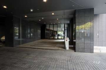 エントランスはオートロック付きです。