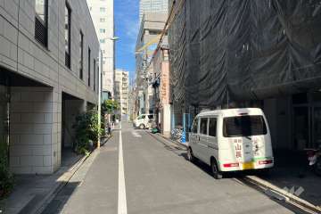 敷地の北側前面道路（西側から）
