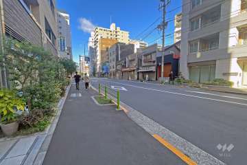 敷地の北側前面道路（東側から）