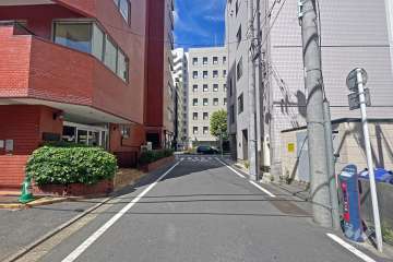 敷地の北側前面道路（東側から）