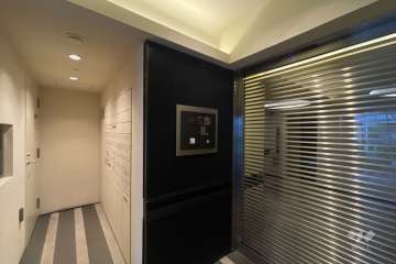 エントランスはオートロックと宅配ボックス付きです。