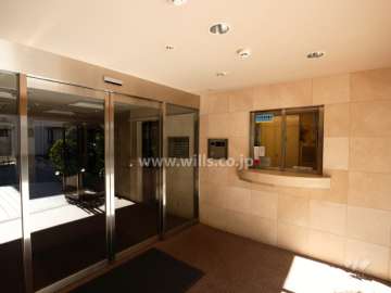 エントランスはオートロック付きです。