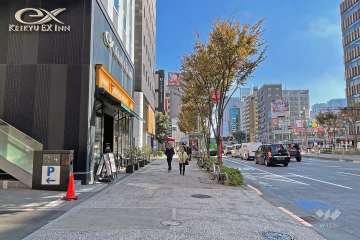 敷地の南西側前面道路は晴海通りです（北西側から）。