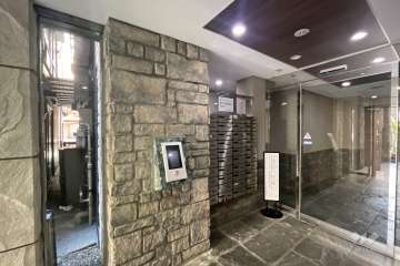 エントランスはオートロック付きです。