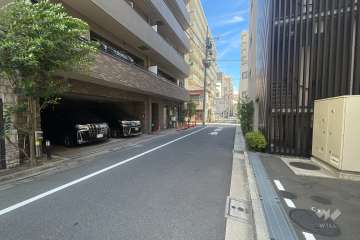 敷地の南東側前面道路（北東側から）