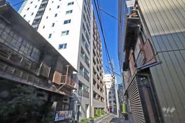 敷地南東側の前面道路(南西側から)