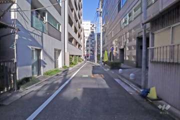 敷地南東側の前面道路(南西側から)