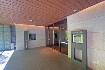 エントランスはオートロック付きです。