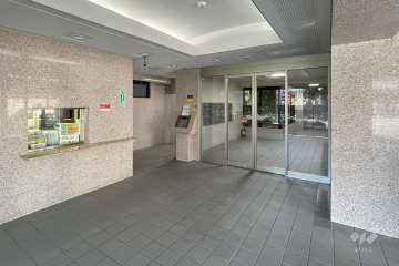 エントランスはオートロック付きです。